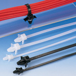 Dieser Insulok Versatz-Kabelbinder mit Druckverschluss verfügt über Flügel und ist in verschiedenen wärme- und witterungsbeständigen Ausführungen erhältlich.