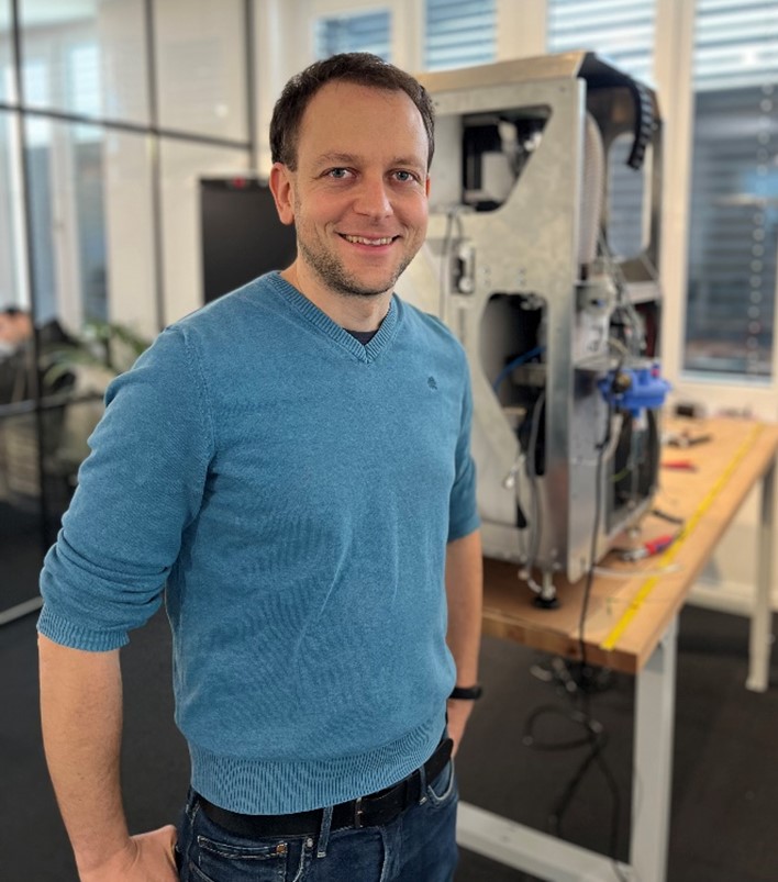 CEO Leininger in der Zentrale von dropical: Abgebildet mit dem neuesten Prototyp